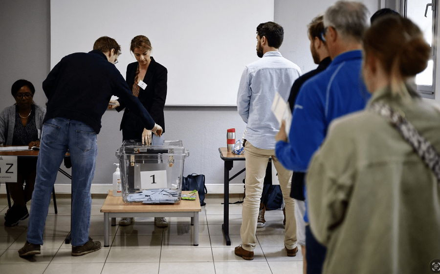 France 2027: un pays à bout de souffle, le cri du pouvoir de vivre.